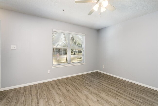 Building Photo - 207 N Poplar St