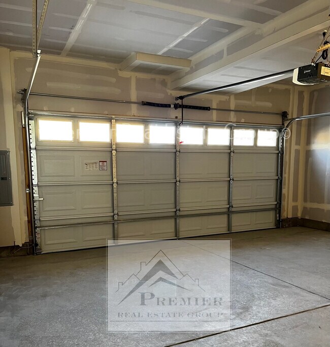Building Photo - 7783 Sand Lake Heights