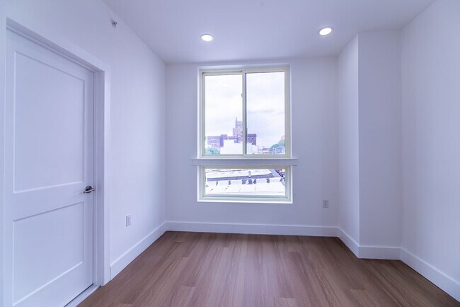 Building Photo - 137 E Cumberland St