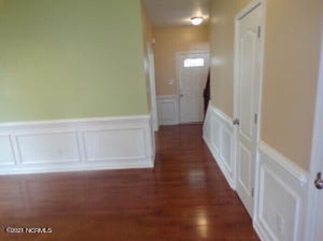 Building Photo - 4 Bedroom 2.5 Bathroom home located in Carolina Subdivision