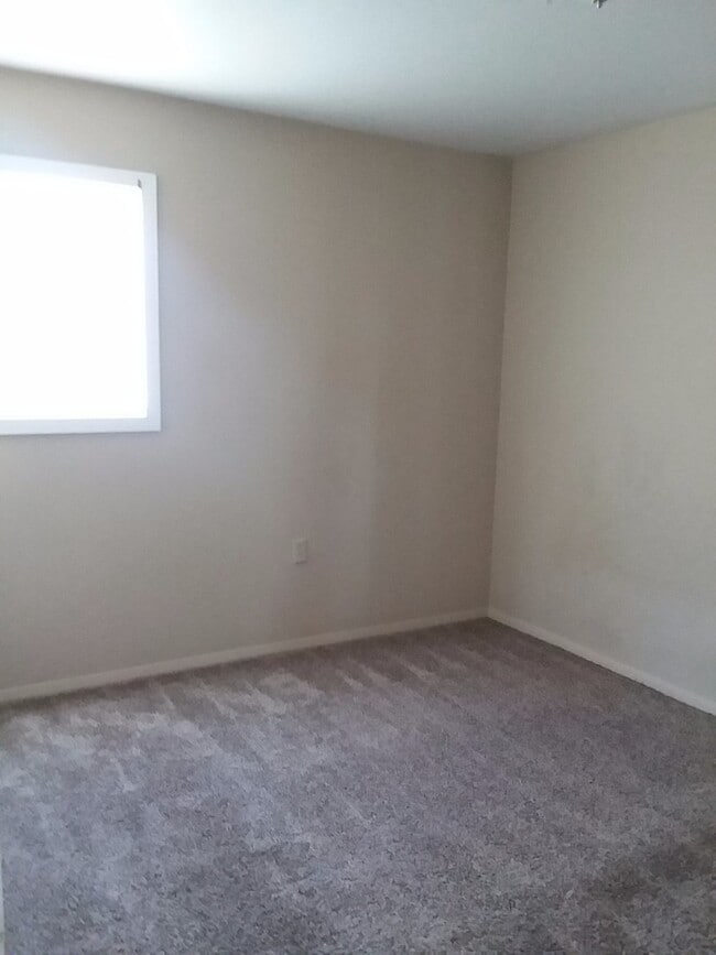 Building Photo - N. 24th Ave 2 bedroom House w/DOUBLE GARAGE!