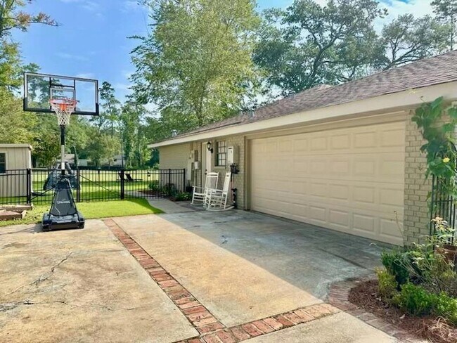 Building Photo - 773 Bocage Ln