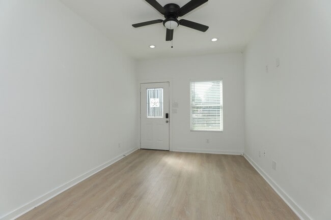 Building Photo - 8316 Peachtree St