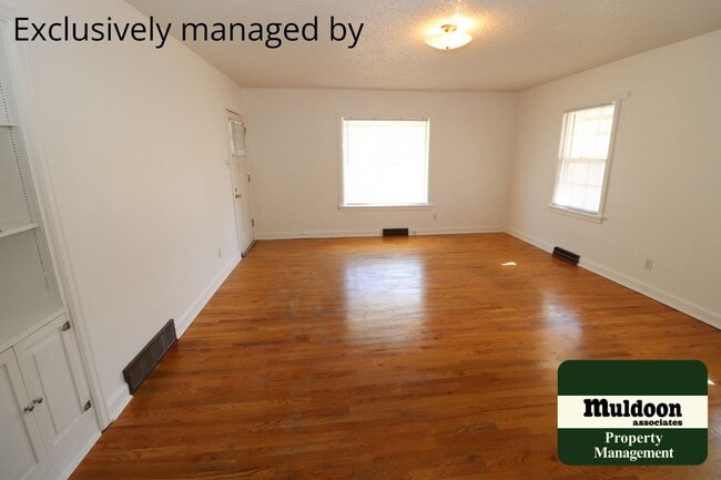 Building Photo - Really Cute Northside Pet Friendly Home wi...