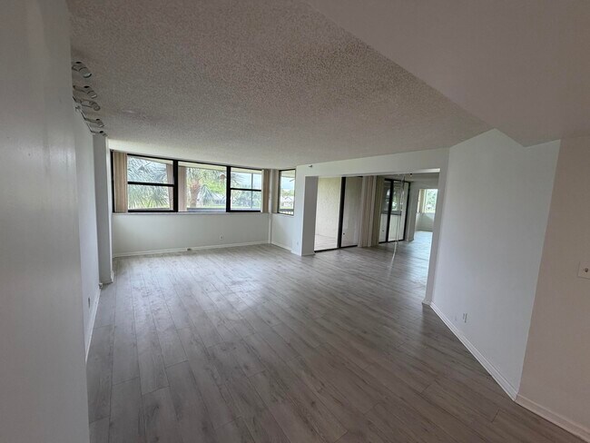 Building Photo - 6463 La Costa Dr