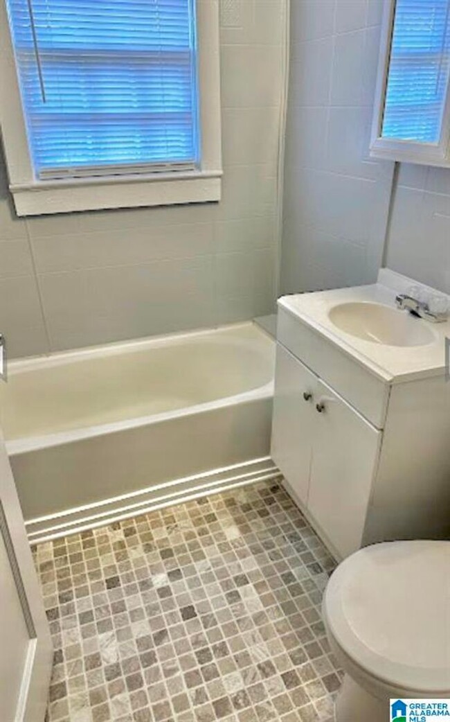 Building Photo - Newly Renovated 3 Bedroom 1 Bath Home Avai...