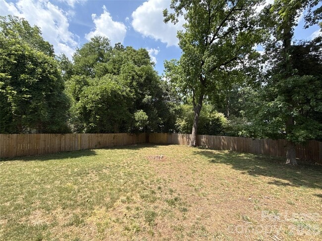 Building Photo - 833 Mohigan St