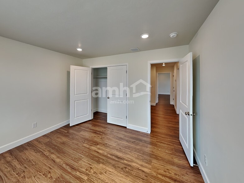 Building Photo - 983 W 850 S