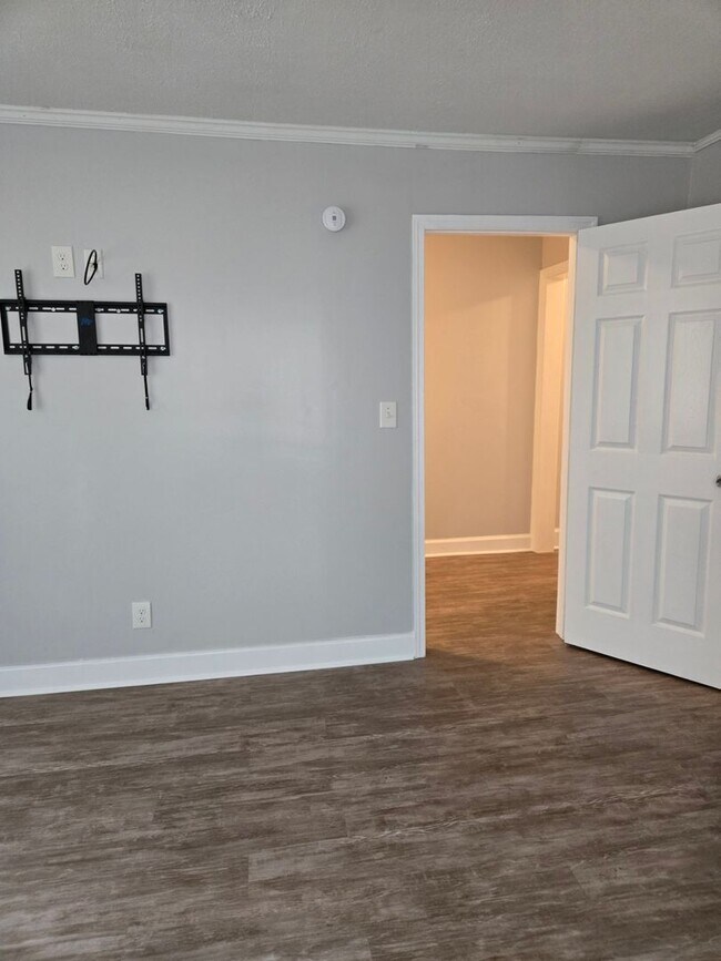 Building Photo - 4 Bedroom; 2 Bath home with Central Heatin...