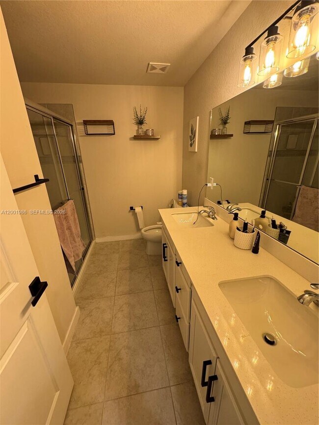 Building Photo - 1009 NW 4th Ter