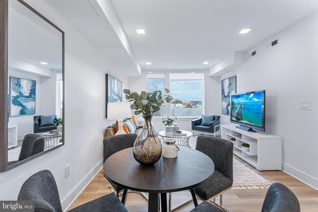 Building Photo - 701 N Henry St