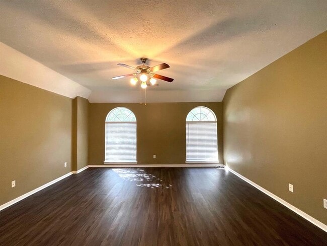 Building Photo - 4442 Chestnut Cir