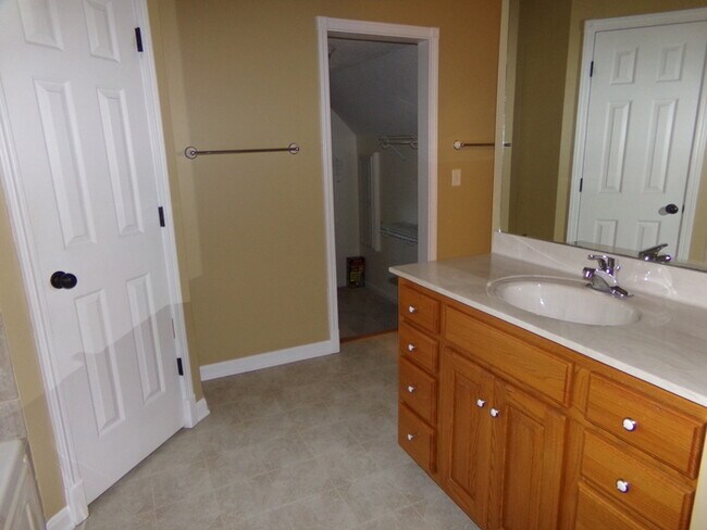 Building Photo - Beautiful 3 Bed 3.5 Bath Xenia Home!