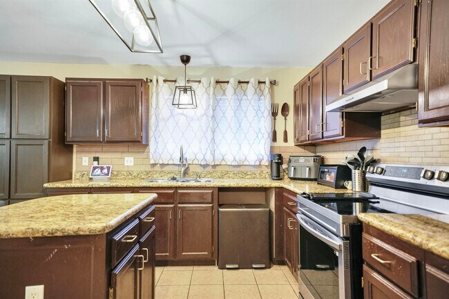 Building Photo - 2122 Mallorca Dr