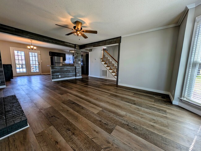 Building Photo - 124 Green Vale Dr