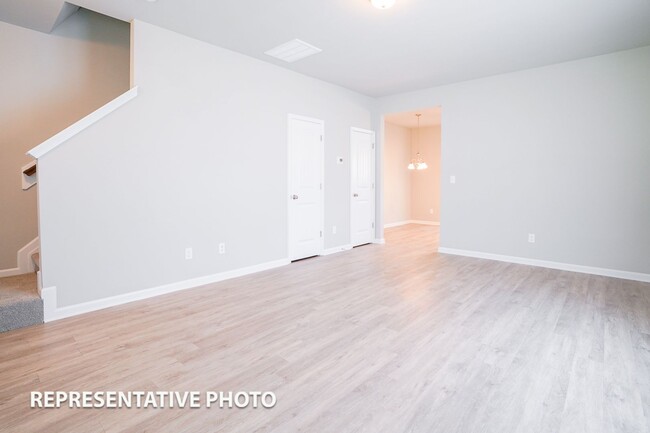 Building Photo - 2 Bed/ 2.5 Bath Townhome-Close to Downtown...