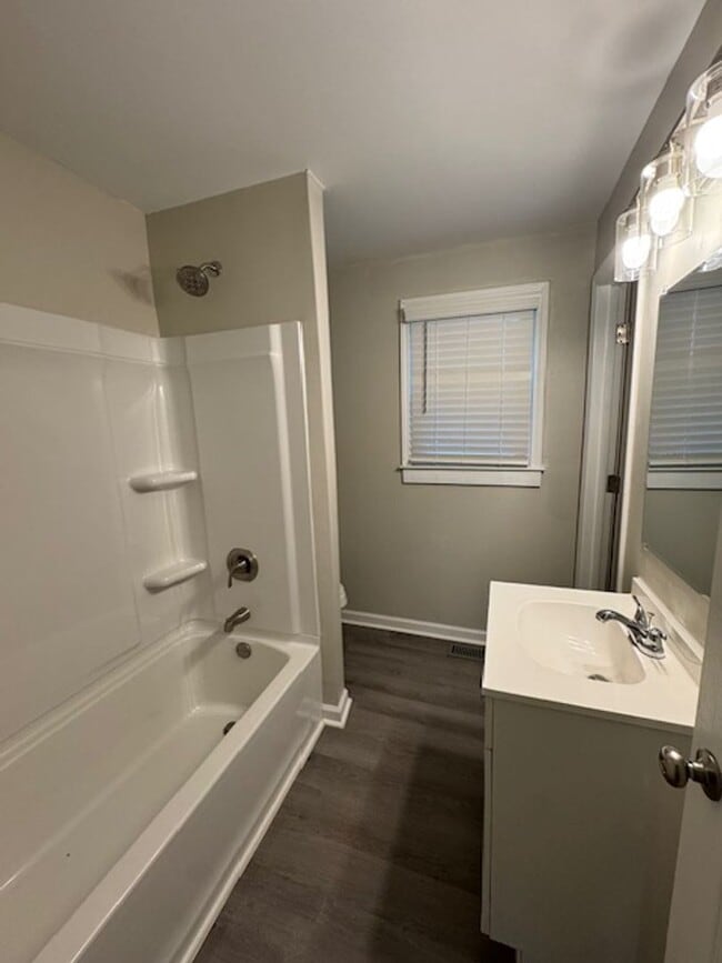 Building Photo - Downtown Duplex