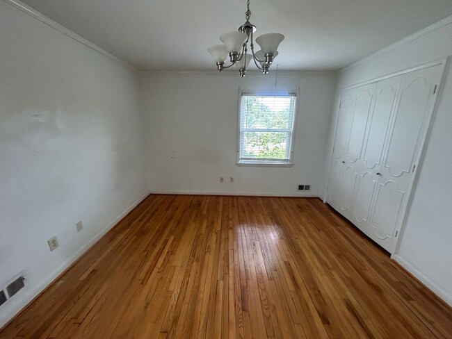 Building Photo - 7201 Mountainbrook Dr