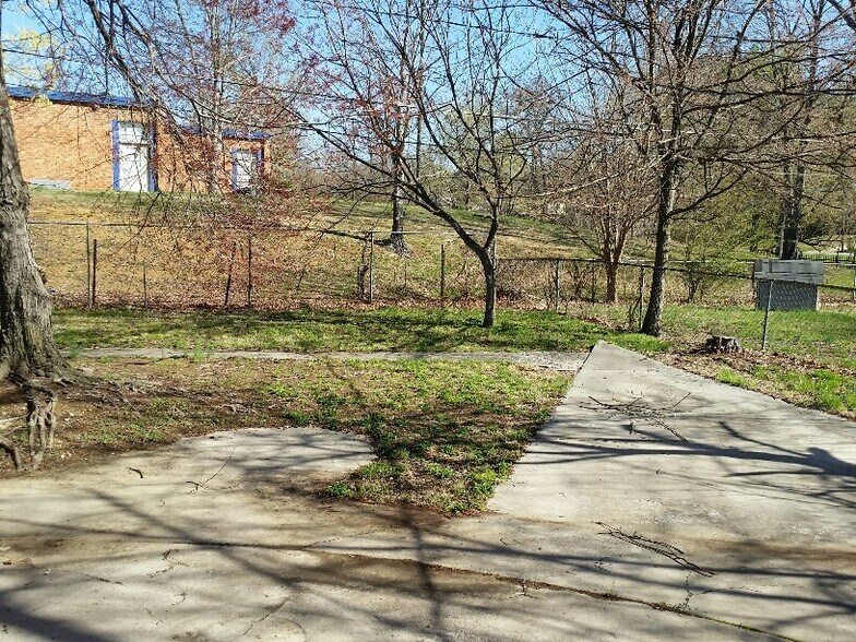 Building Photo - 802 W Meadowview Rd