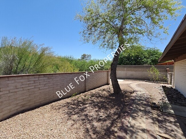 Building Photo - 2781 W Calle Carapan