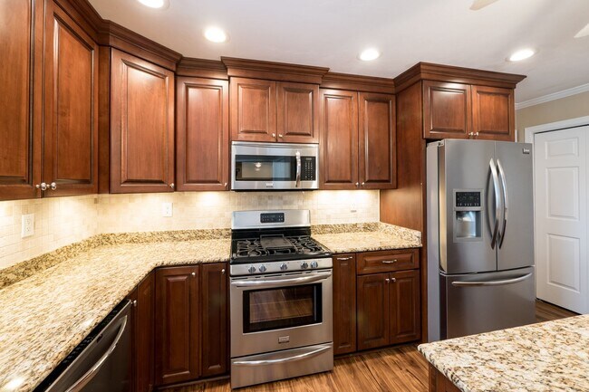 Building Photo - 5 Bedroom, 2.5 Bath Home for Rent in Salem Woods