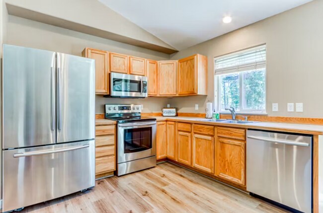 Building Photo - Fabulous Three Rivers Home on 1/2 acre!