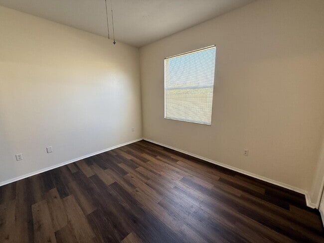Building Photo - Beautifully remodeled 6 bedroom - 3 bath h...