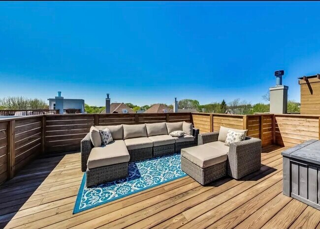 Building Photo - 1802 W Diversey Pkwy