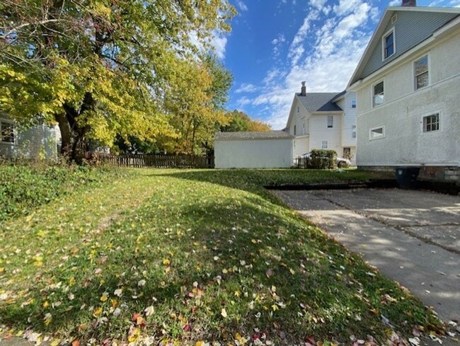 Building Photo - Big & Charming on a Corner Lot—6BR, Decora...