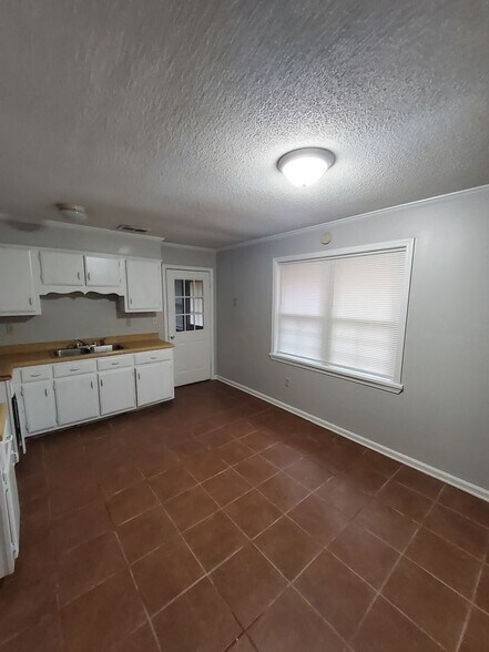Building Photo - 5046 Gray Dr