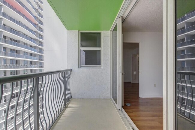 Building Photo - 1756 N Bayshore Dr