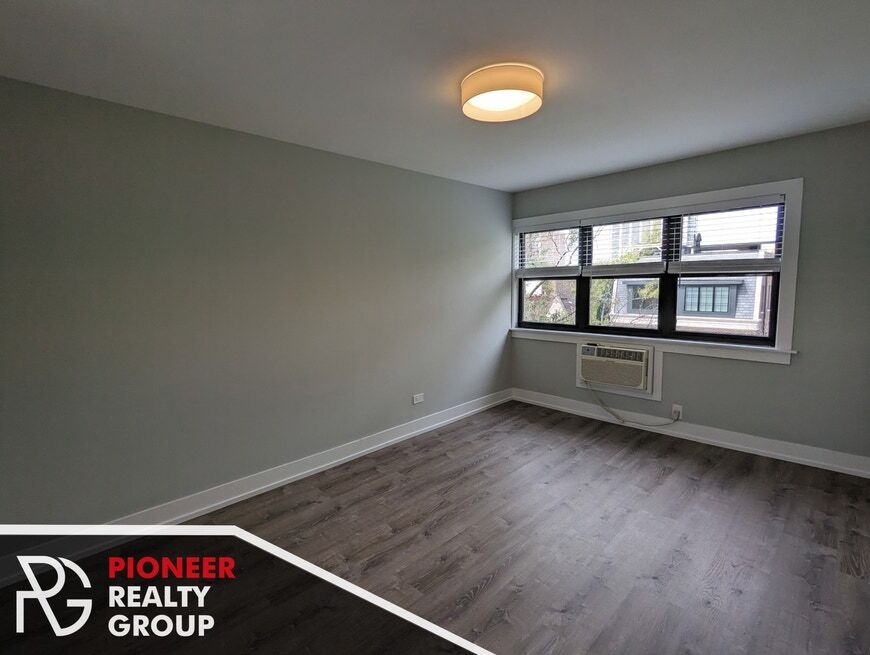 Building Photo - 454 W Barry Ave