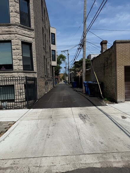 Building Photo - 2312 W Dickens Ave