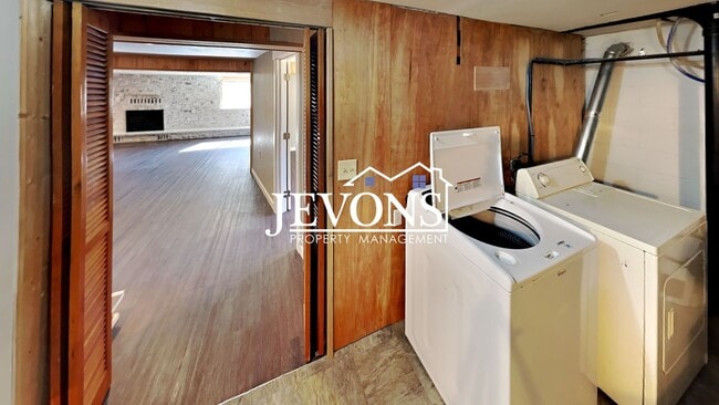 Building Photo - Near Randall Park - Charming home with two kitchens and washer/dryer included!