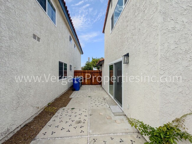 Building Photo - 1136 Gian Dr