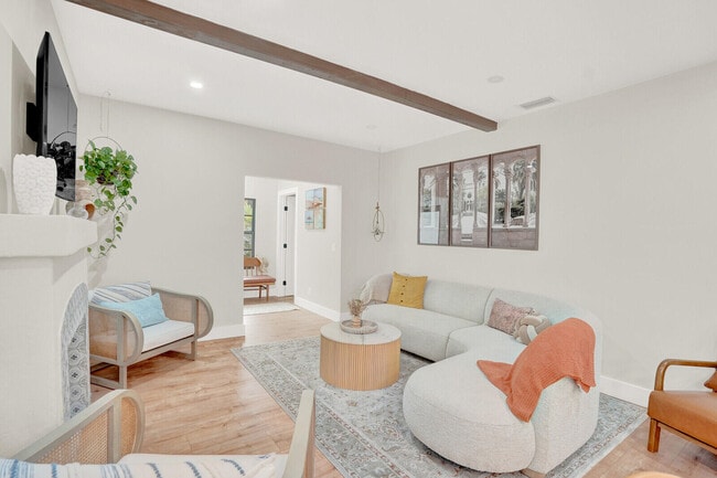 Building Photo - 727 Fernwood Dr