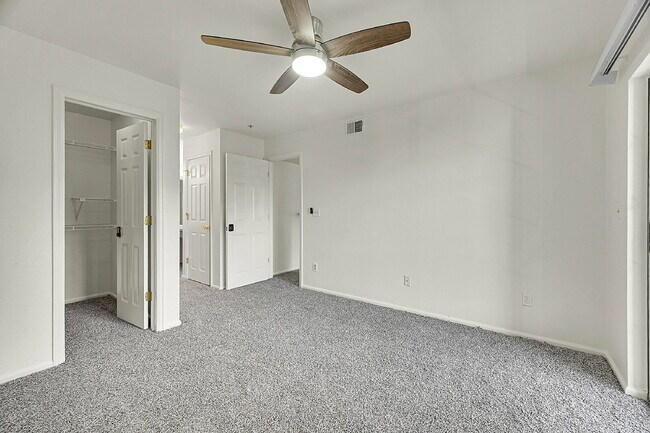 Building Photo - $1,395.95 with $300 off the first month's rent, 1 Bed, 1 Bath Condo in Englewood with Cozy Firepl...