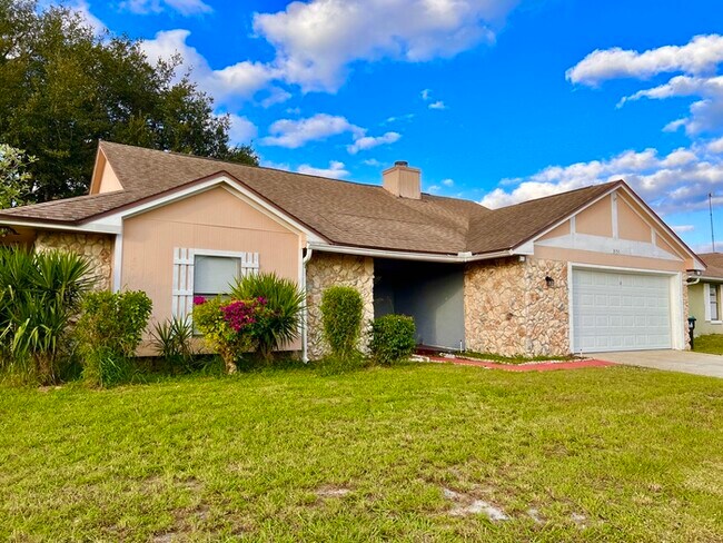 Building Photo - Spacious 3 bedroom 2 bath 2 car garage hom...