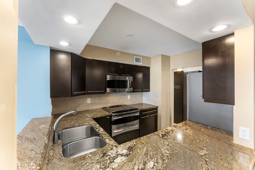 Building Photo - 2200 Ocean Dr S