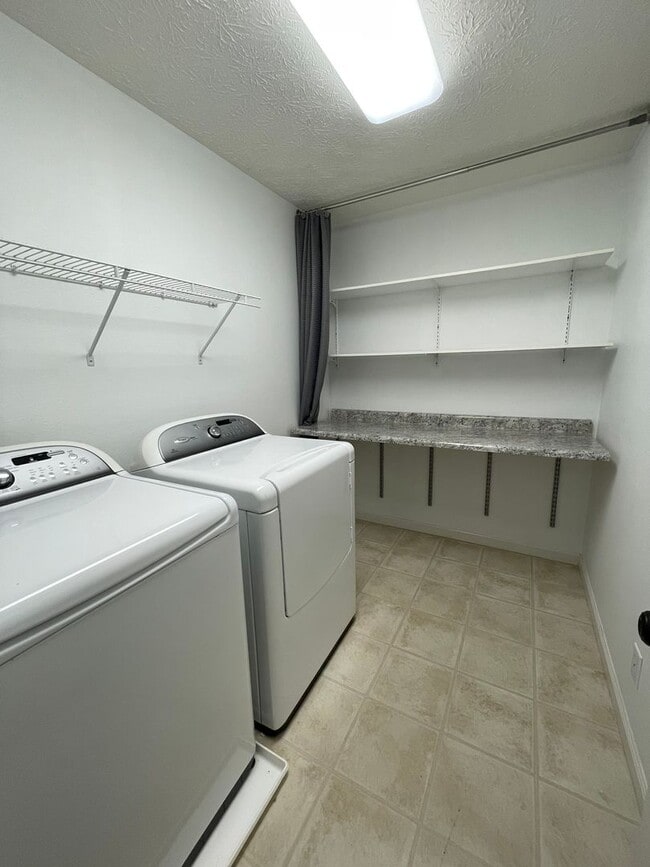 Building Photo - Beautiful 4 Bedroom Single Family Home - Harrison School District