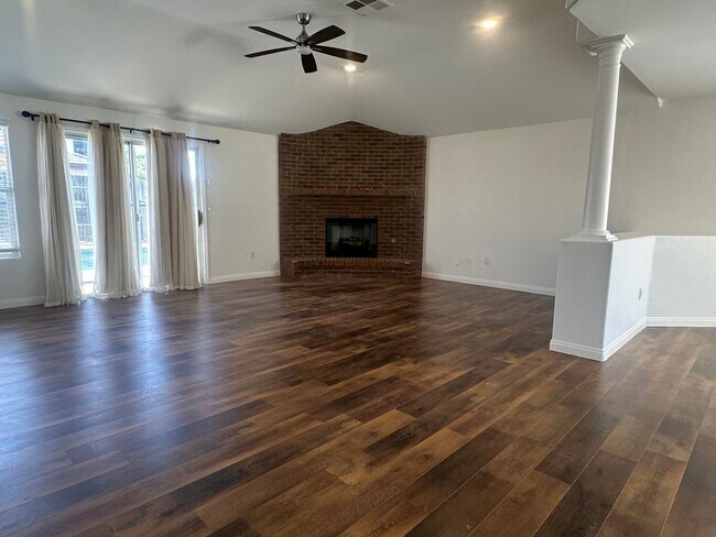 Building Photo - READY NOW! Corner home with a private SPAR...