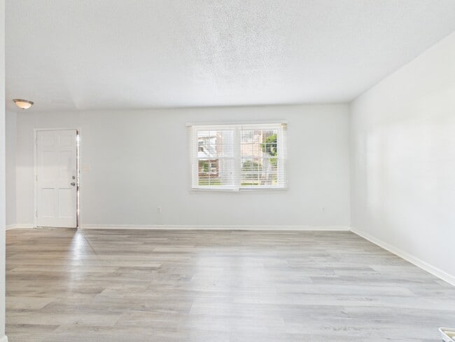 Building Photo - 8811 Hunter Ridge Dr