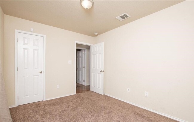 Building Photo - Spacious 4 Bedroom Home