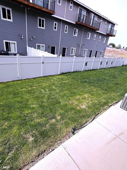 Building Photo - 2600 Racquet Ln