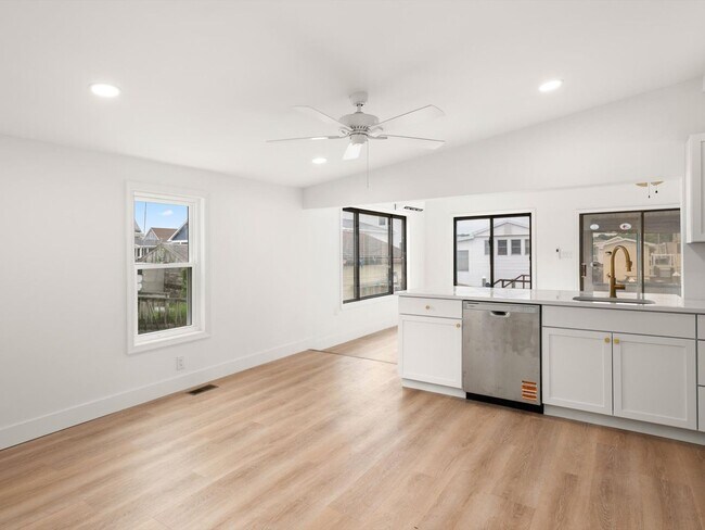 Building Photo - 36999 Blue Bill Dr