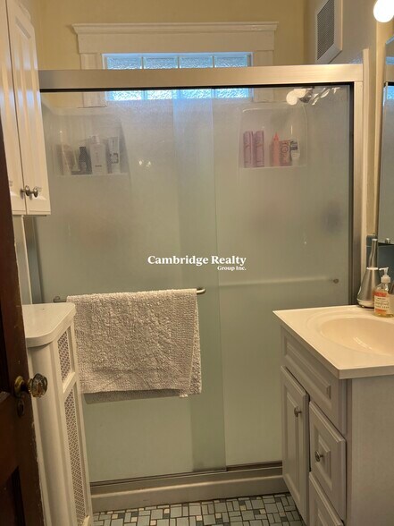 Building Photo - 66 Craigie St