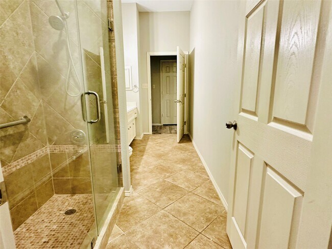 Building Photo - 5643 Walnut Glen Ln