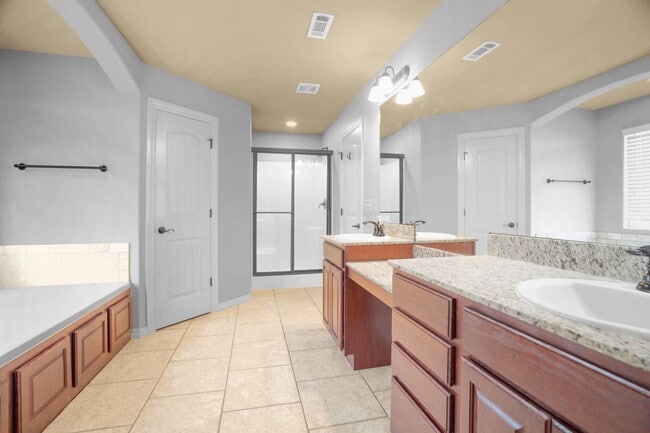 Building Photo - Spacious 3 Bedroom 2 Bath home in Great Location!