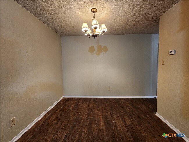 Building Photo - 317 Briarwood Dr