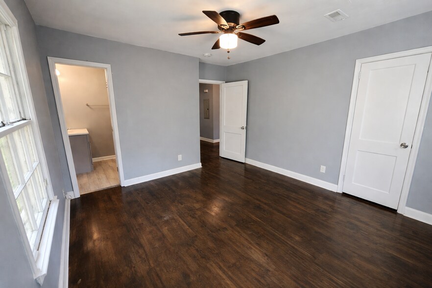 Building Photo - 2037 Highview Rd SW